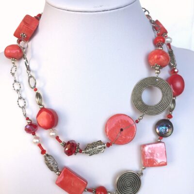 collana rossa ceramica corallo lunga chiamata fiamma busto frontale foto principale