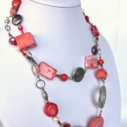 collana rossa ceramica corallo lunga chiamata Fiamma busto lato sinistro