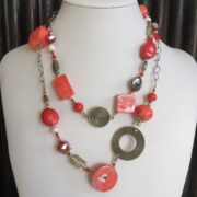 collana rossa ceramica corallo lunga chiamata Fiamma busto sfondo nero
