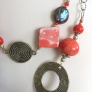 collana rossa ceramica corallo chiamata fiamma particolare centrale