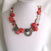 collana rossa ceramica corallo lunga chiamata Fiamma busto due giri lontana