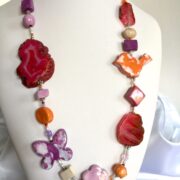 collana rossa rosa ceramica pietre dure di nome Habana busto leggermente verso destra
