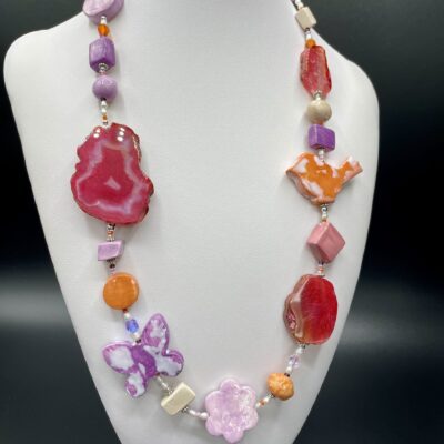 collana rossa rosa ceramica pietre dure di nome Habana busto sfondo nero