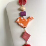 collana rossa rosa ceramica pietre dure di nome Habana particolare uccellino