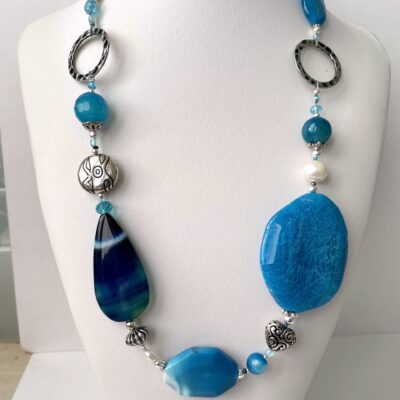 collana turchese pietre dure chiamata Deep Ice busto frontale foto principale