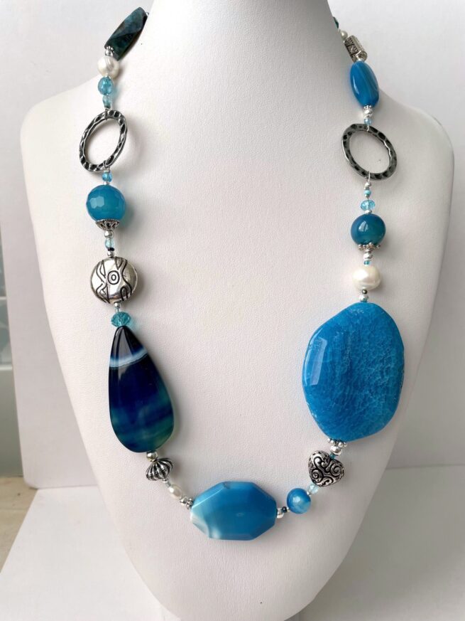 collana turchese pietre dure chiamata Deep Ice busto frontale foto principale
