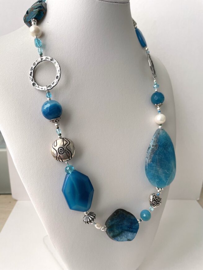 collana turchese pietre dure chiamata Deep Ice busto lato sinistro