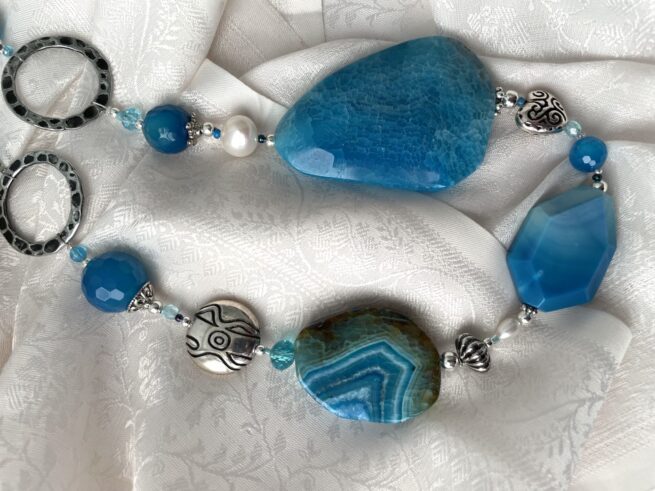 collana turchese pietre dure chiamata Deep Ice particolare centrale