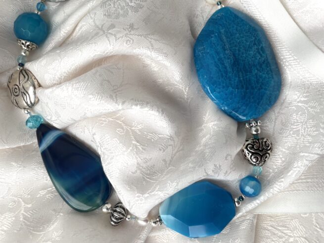 collana turchese pietre dure chiamata Deep Ice particolare
