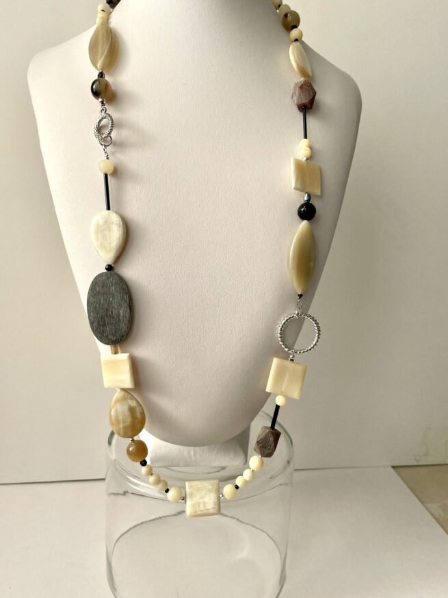 Collana lunga in corno chiaro SVALBARD - immagine 4