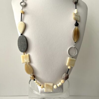 collana beige grigia corno naturale di nome Svalbard busto frontale