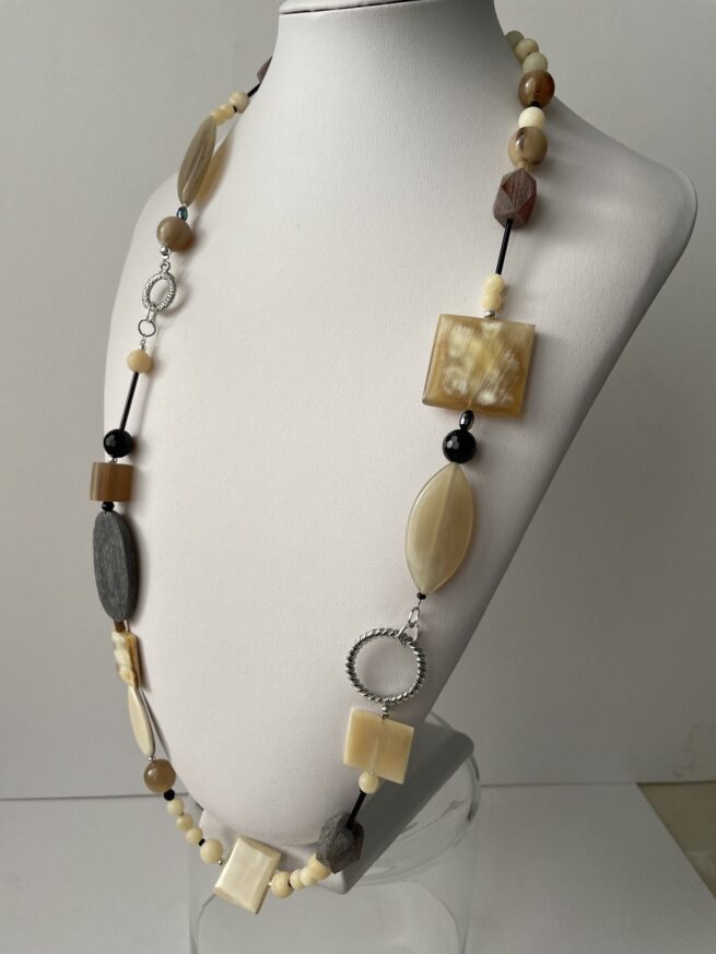 Collana lunga in corno chiaro SVALBARD - immagine 7