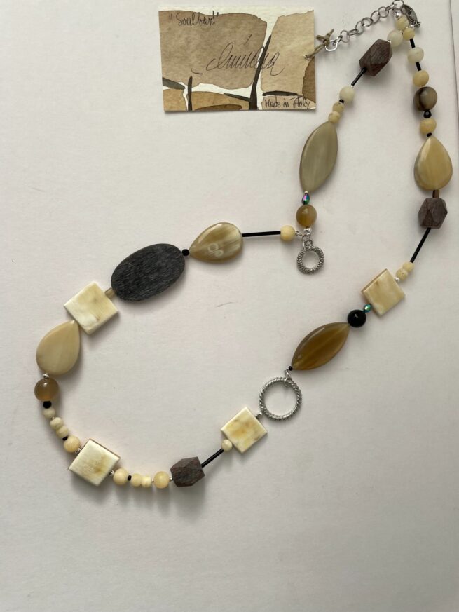 Collana lunga in corno chiaro SVALBARD - immagine 2