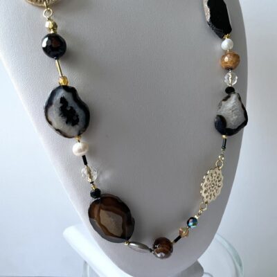 collana nera pietre dure di nome Venire busto lato sinistro particolare