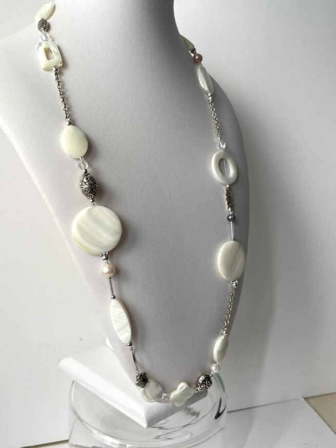 Collana madreperla bianca lunga perle cristalli nome Cipria bianca