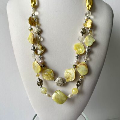 Elegante collana madreperla gialla di nome Luminosa Lemon a due fili con agata perle cristalli Boemia regolabile