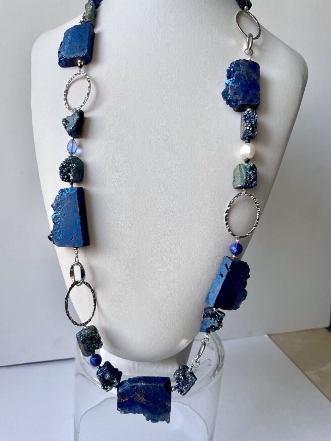 collana azzurra pietre dure grezze di nome Gioiello Barbaro busto frontale