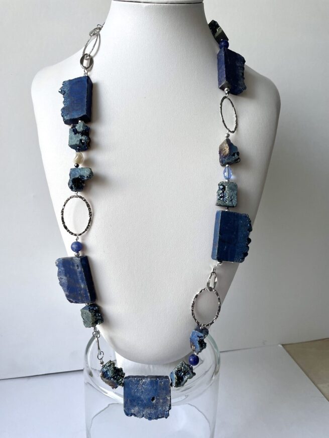 collana azzurra pietre dure grezze di nome Gioiello Barbaro busto fronte