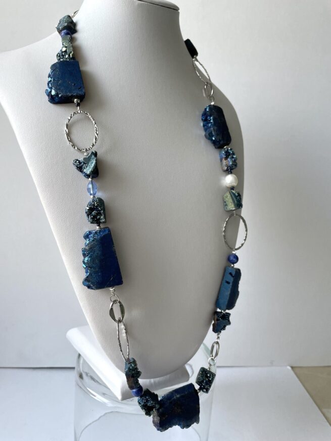 collana azzurra pietre dure grezze di nome Gioiello Barbaro busto lato sinistro