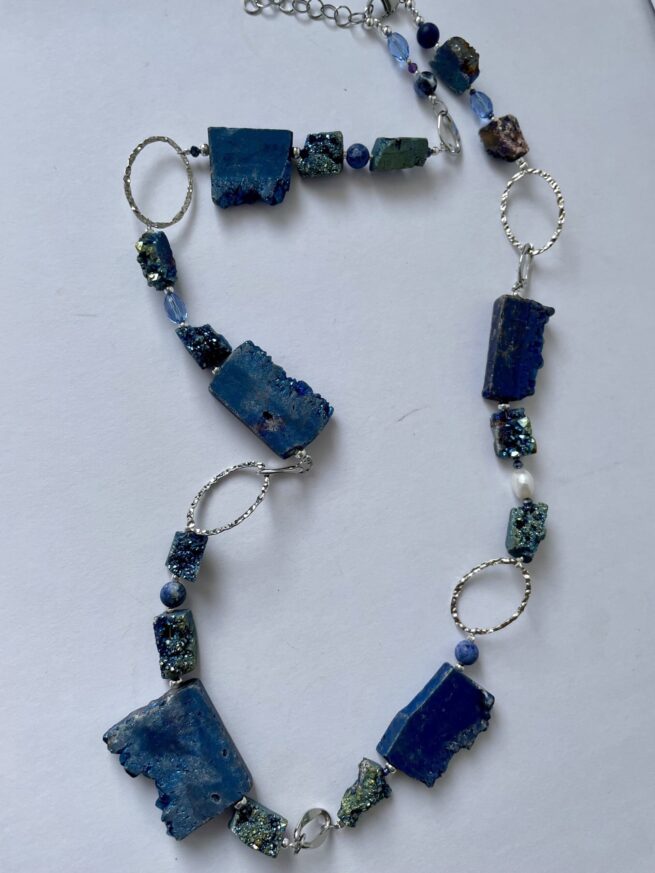 collana azzurra pietre dure grezze di nome Gioiello Barbaro distesa lunga
