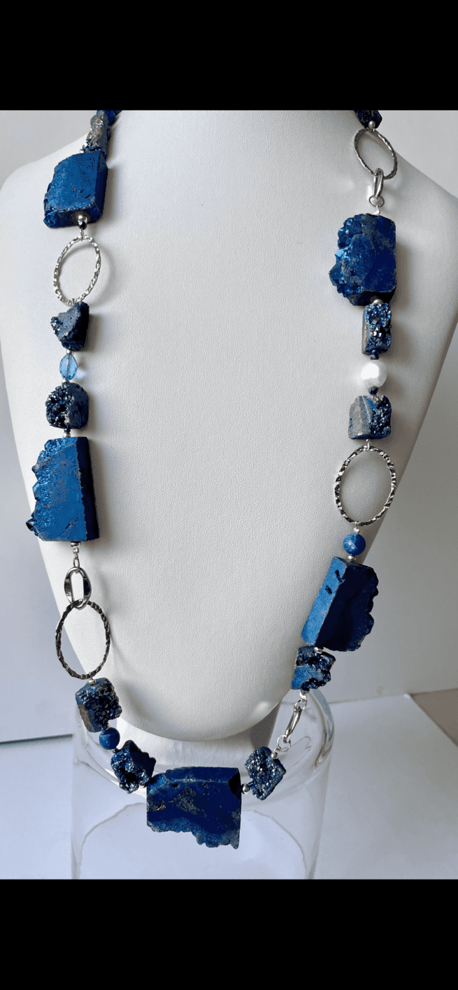 collana azzurra pietre dure grezze di nome Gioiello Barbaro foto stretta su busto