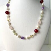 collana girocollo pietre dure perle di nome Chanel busto frontale