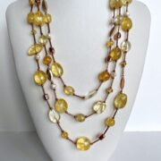 collana chiamata Color Oro a 3 fili quarzo cristallo busto frontale
