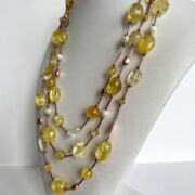 collana chiamata Color Oro a 3 fili quarzo cristallo busto lato destro