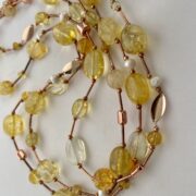 collana chiamata Color Oro a 3 fili quarzo cristallo distesa ammucchiata