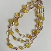 collana chiamata Color Oro a 3 fili quarzo cristallo distesa
