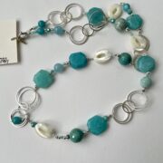 collana turchese pietre dure chiamata Camogli distesa ammucchiata