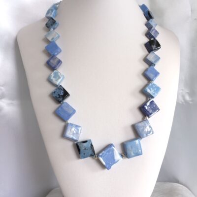 collana azzurra ceramica di nome Quadrotta busto frontale