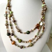 collana marrone verde perle fiume tre giri di nome Bagliori busto frontale
