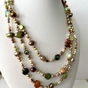 collana marrone verde perle fiume tre giri di nome Bagliori busto lato sinistro