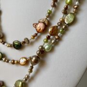 collana marrone verde perle fiume tre giri di nome Bagliori particolare