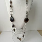 collana lunga pietre agata grigia chiamata Nuvola frontale