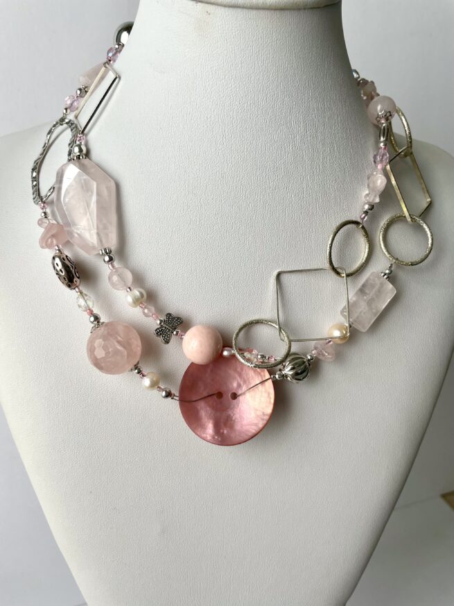 Collana Rosa lunga Pietre dure di nome Aurora frontale su espositore