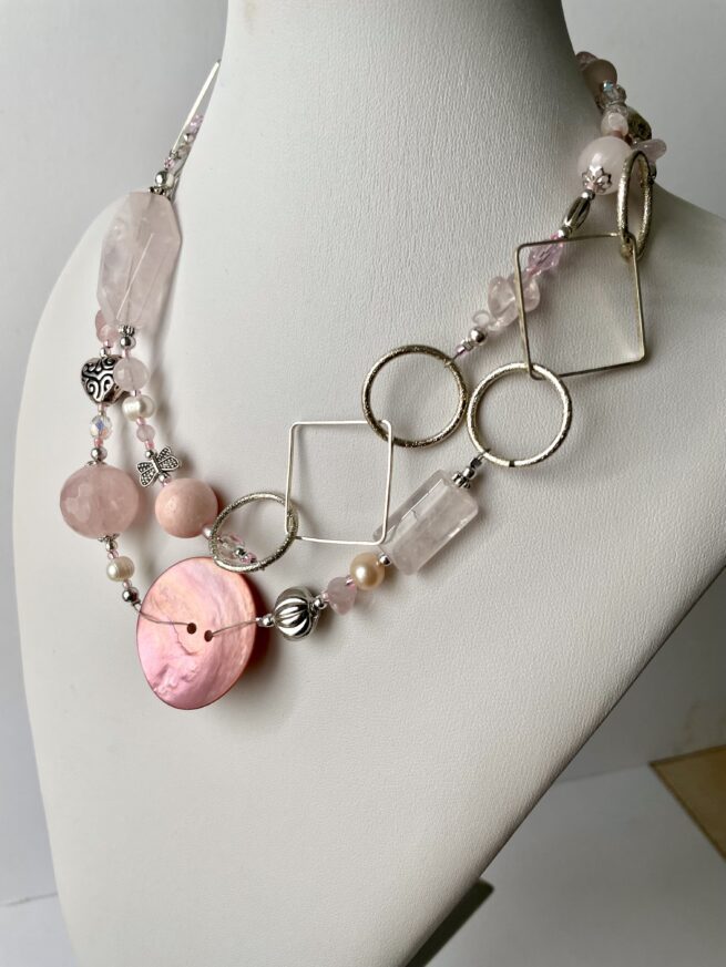 Collana Rosa lunga Pietre dure di nome Aurora lato destro profilo