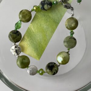 bracciale crisoprasio verde di nome ERBA ESTIVA appoggiato su vaso vetro