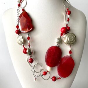 collana Rossa lunga di nome RED PASSION frontale su espositore foto principale