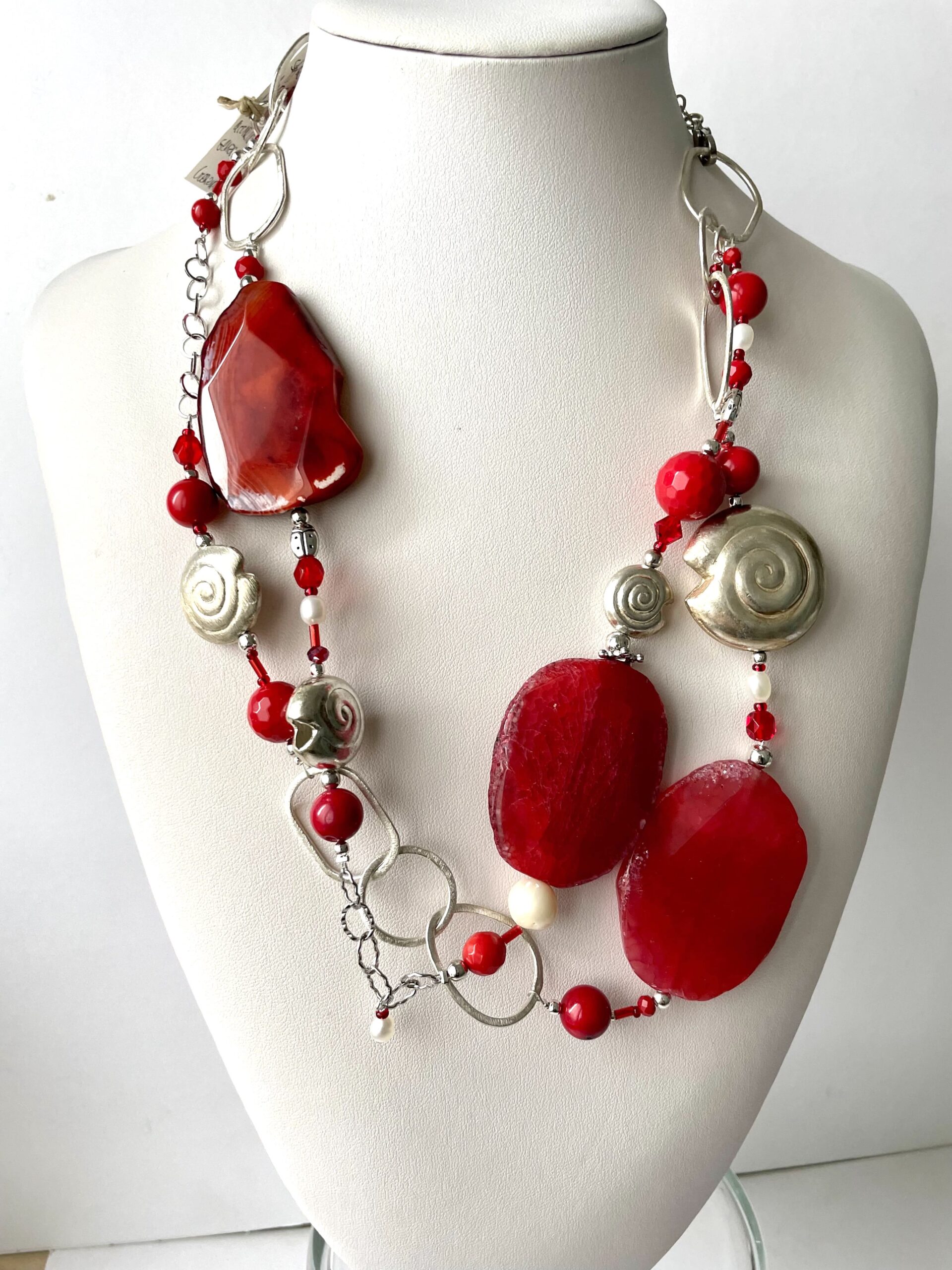collana Rossa lunga di nome RED PASSION frontale su espositore foto principale