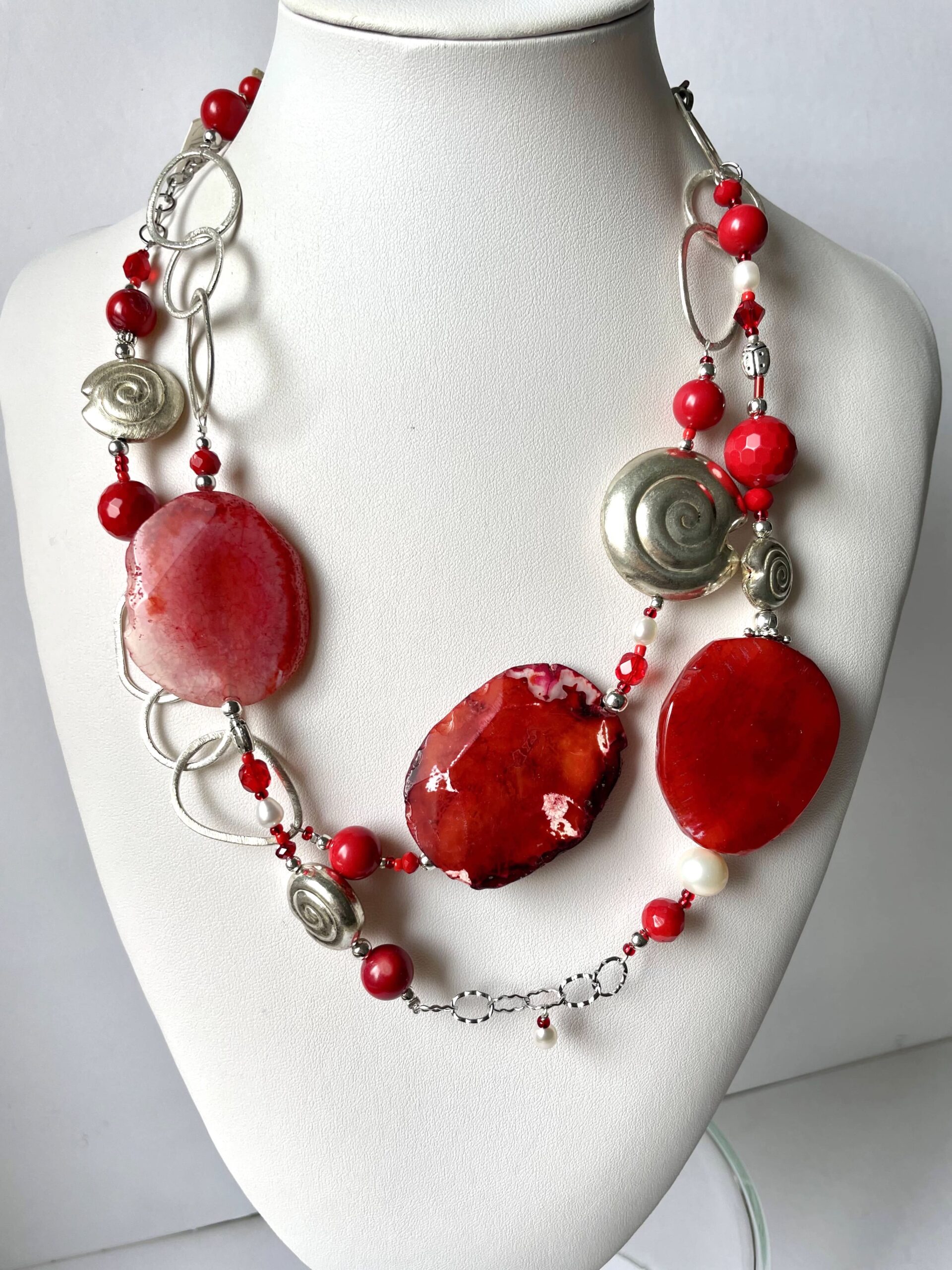 collana Rossa lunga agata catena di nome RED PASSION su espositore frontale