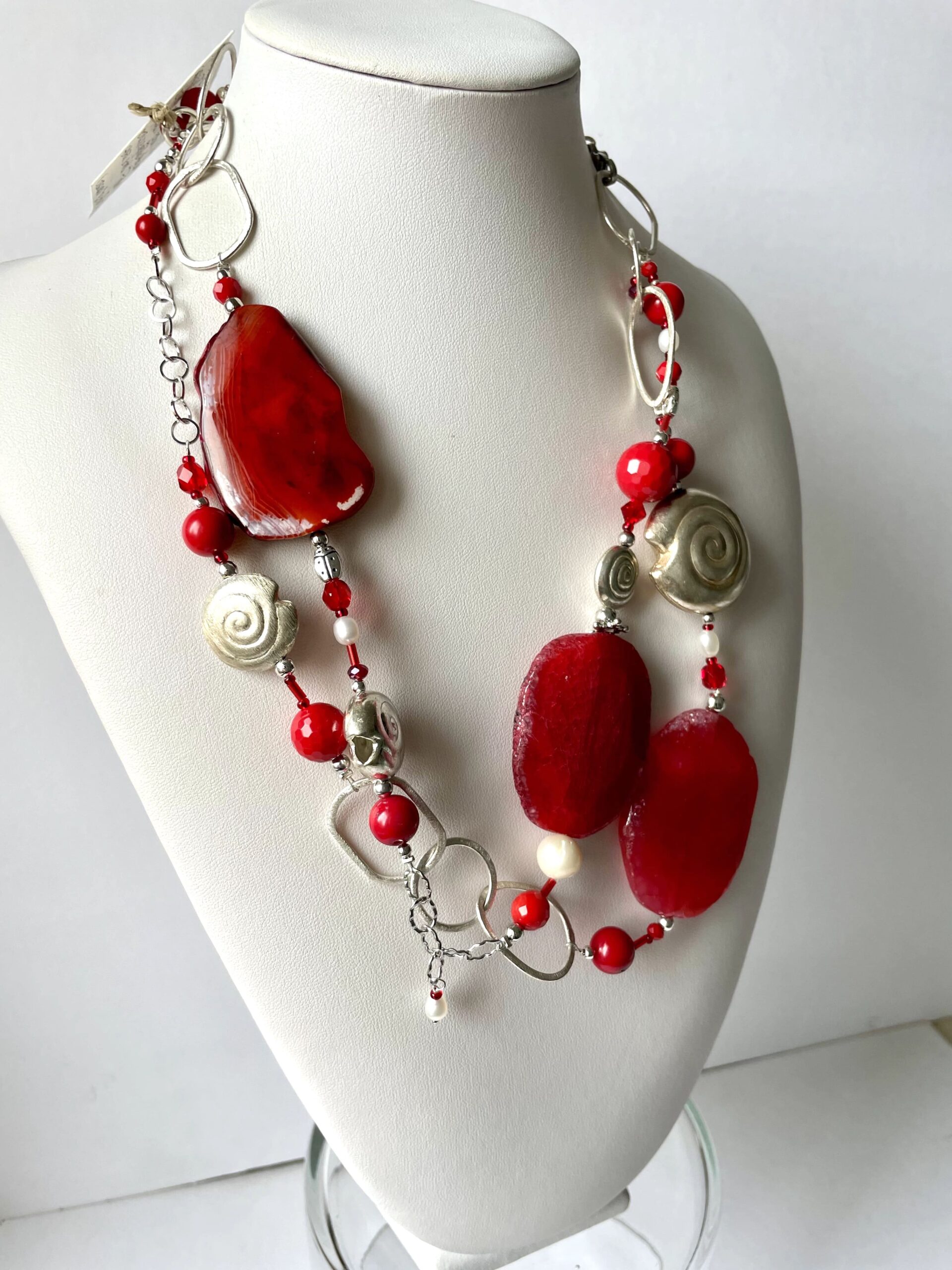 collana Rossa lunga agata catena di nome RED PASSION vista da sinistra