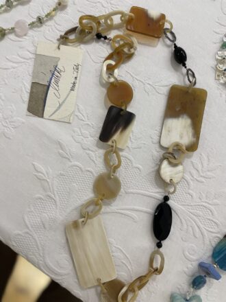 collana lunga beige nera corno piastre onice distesa