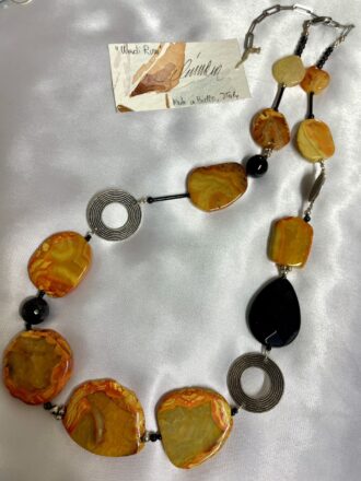collana ocra agata onice Wadi Rum distesa sfondo bianco