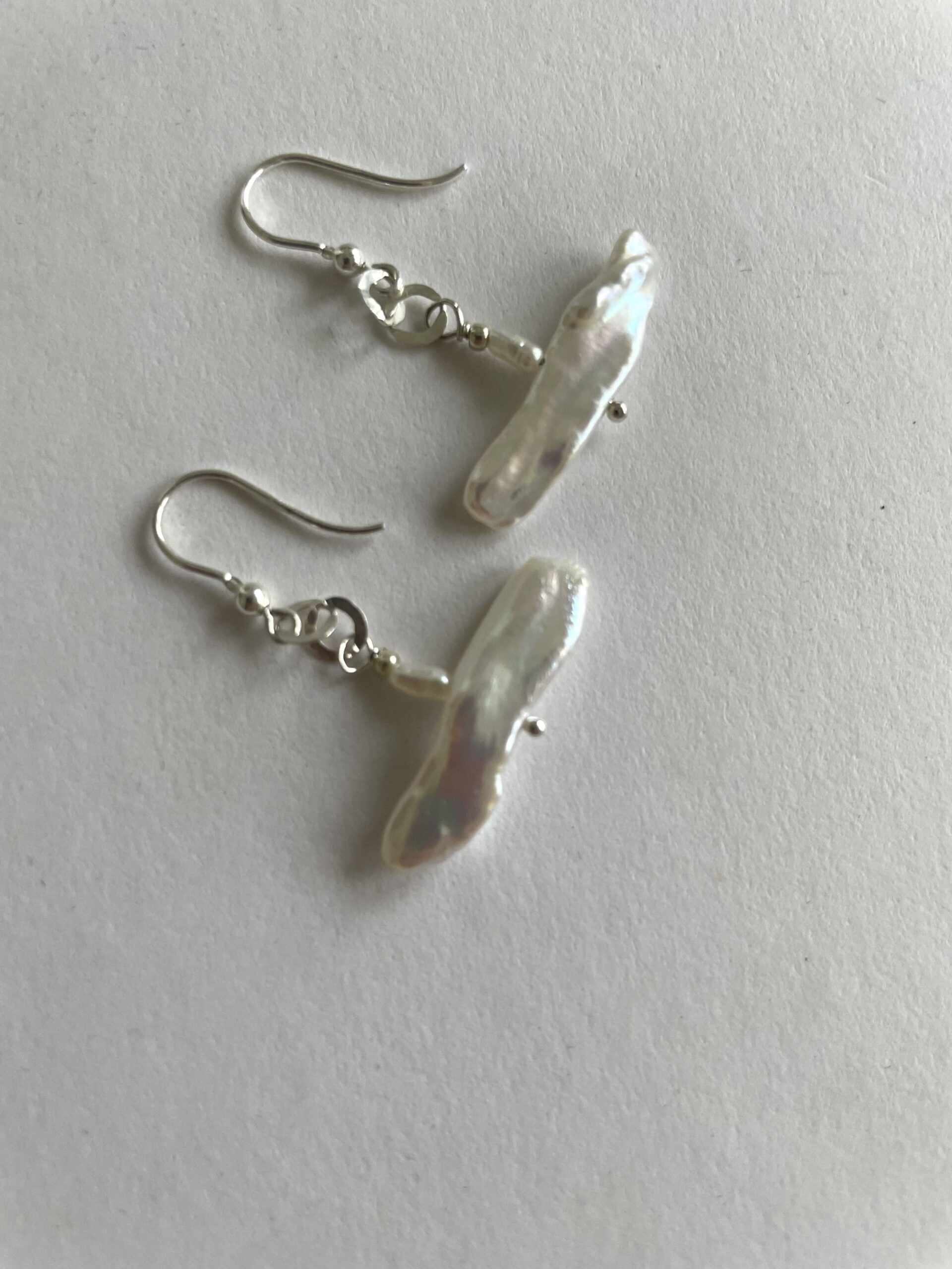 Orecchini Perle iridescenti LUCE Pezzo unico - immagine 4