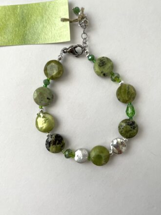 bracciale crisoprasio verde di nome ERBA ESTIVA su sfondo bianco