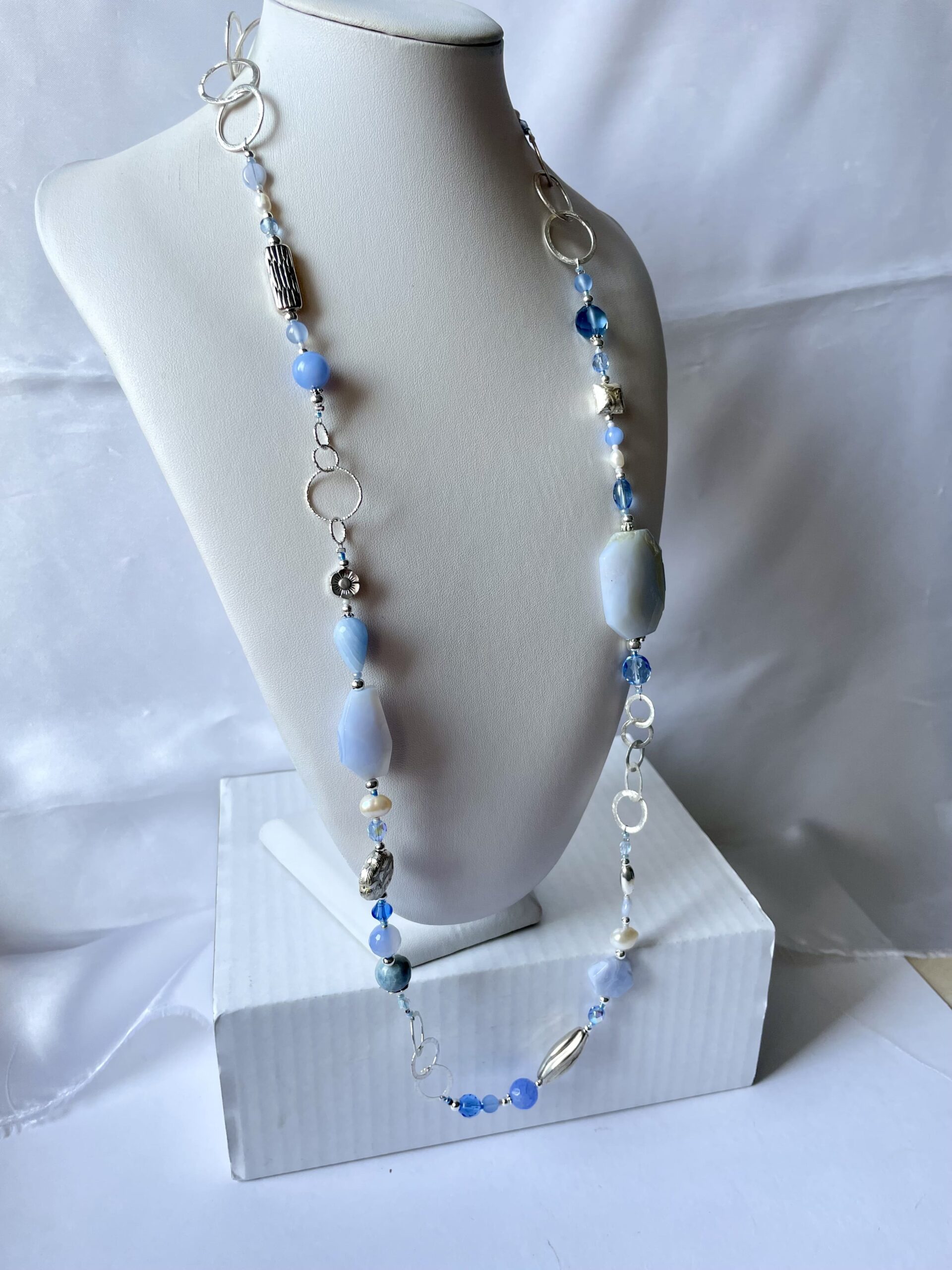 collana azzurra lunga calcedonio agata catena argentata di nome ZEFIRO lunga lato sinistro