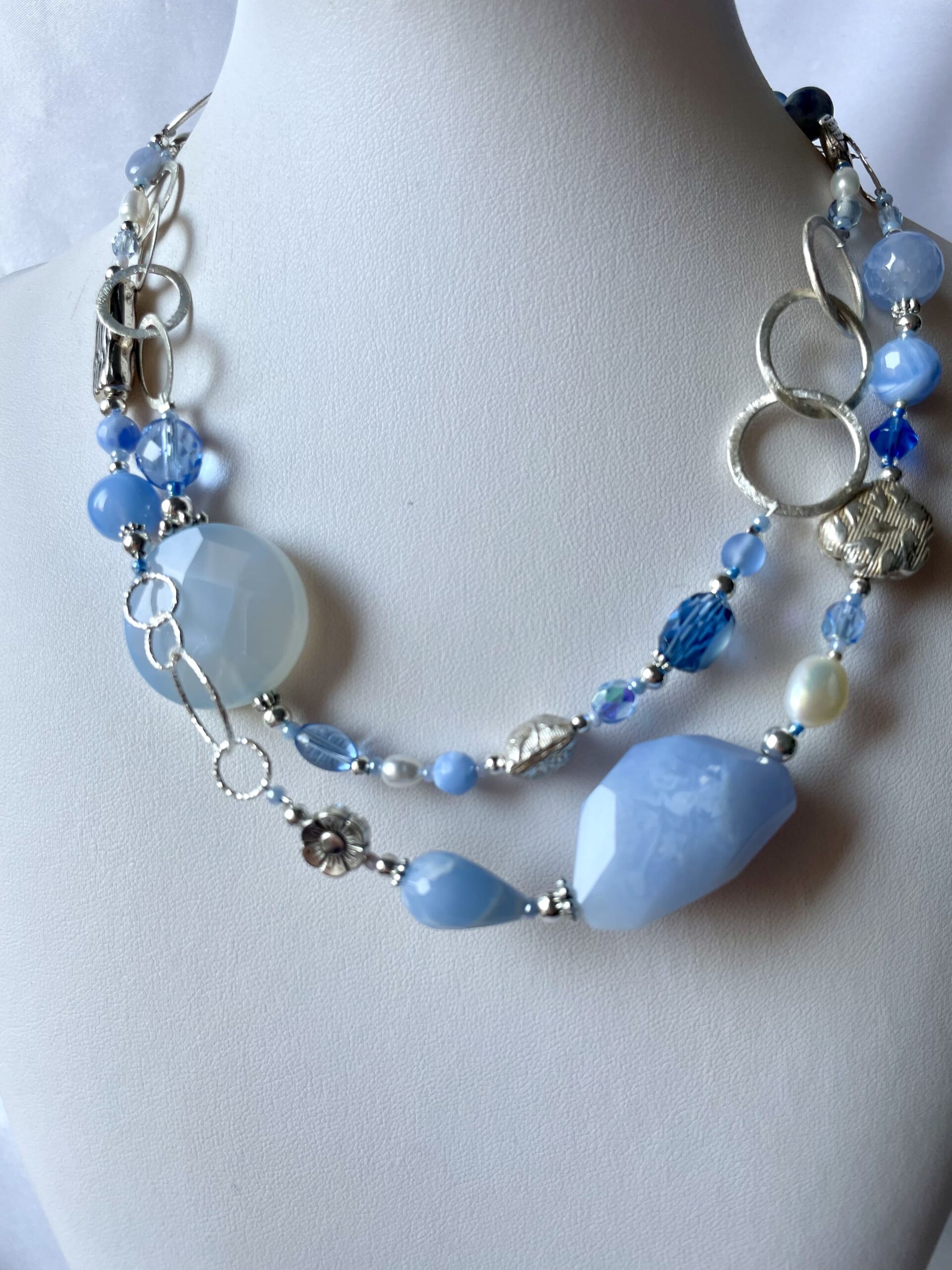 collana azzurra lunga calcedonio agata catena argentata di nome ZEFIRO frontale