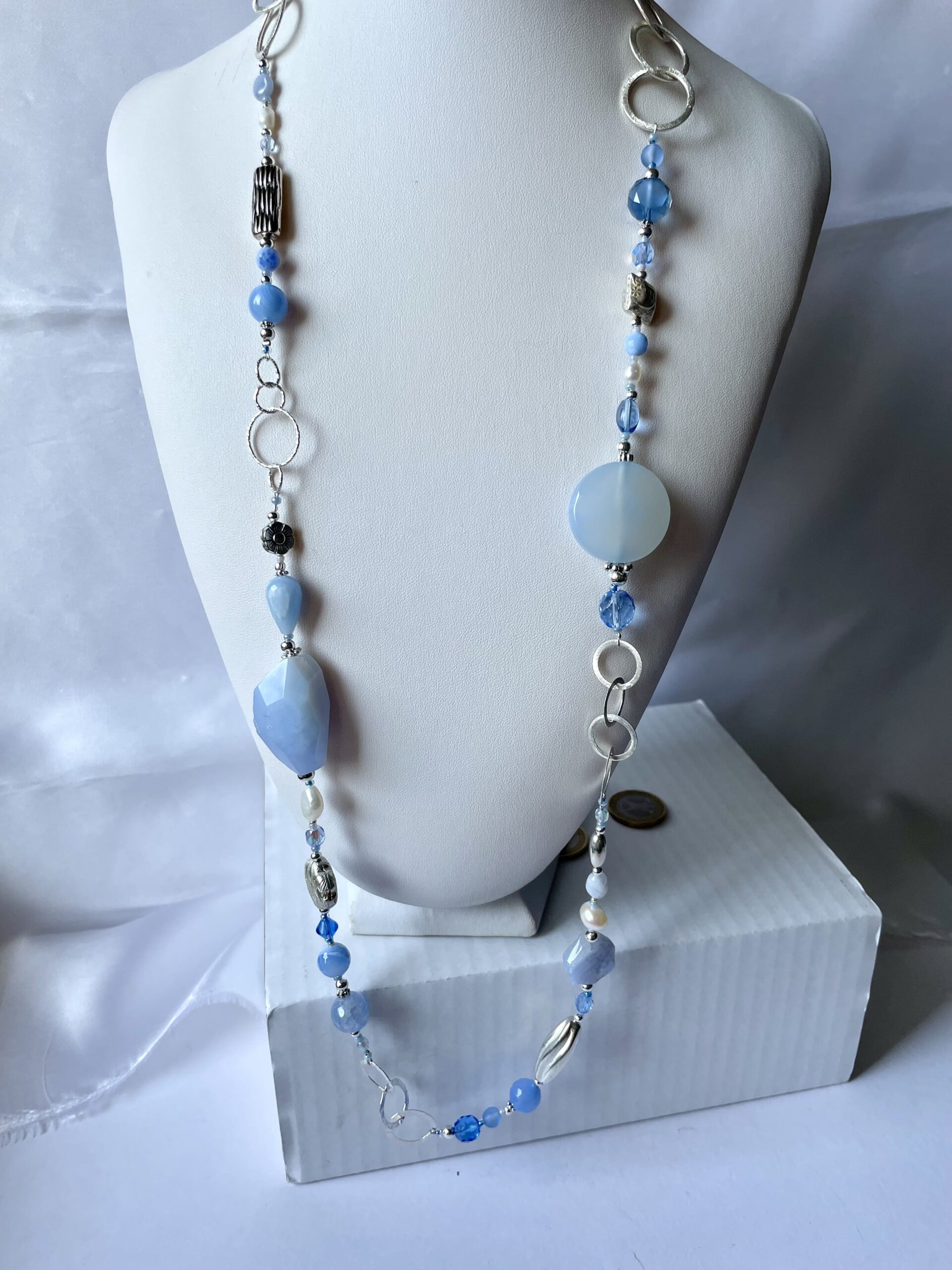 collana azzurra lunga calcedonio agata catena argentata di nome ZEFIRO lunga vista frontale